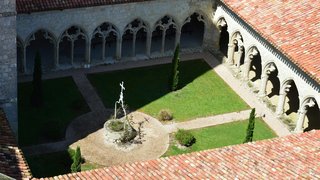 Une église historique en pierre située à côté d’un itinéraire de pèlerinage dans le Gers, en France.