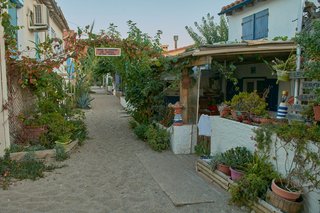 Rue traditionnelle d’un village d’Occitanie bordée de maisons mitoyennes pleines de caractère. Rue traditionnelle d’un village d’Occitanie bordée de maisons mitoyennes pleines de caractère.