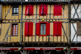 Découvrez les magnifiques maisons à colombages richement décorées qui confèrent à Mirepoix son caractère médiéval si distinctif.