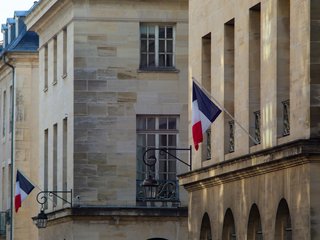 Un office notarial en France, où les transactions immobilières sont préparées et finalisées dans le respect des procédures légales. Un office notarial en France, où les transactions immobilières sont préparées et finalisées dans le respect des procédures légales.