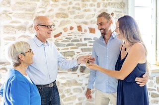 Les acquéreurs reçoivent les clés des vendeurs lors de la finalisation de leur achat immobilier avec Occitanie Properties. Les acquéreurs reçoivent les clés des vendeurs lors de la finalisation de leur achat immobilier avec Occitanie Properties.