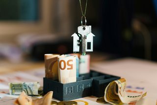 Un acquéreur et un agent immobilier discutent des modalités de paiement lors de l’achat d’un bien immobilier en France. Un acquéreur et un agent immobilier discutent des modalités de paiement lors de l’achat d’un bien immobilier en France.