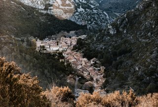 Australian couple discovering a village in southern France Australian couple discovering a village in southern France