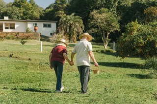 Une famille profite d’une journée de détente, illustrant les attraits de la vie en Occitanie : la convivialité, les plaisirs du plein air et un rythme de vie plus paisible. Une famille profite d’une journée de détente, illustrant les attraits de la vie en Occitanie : la convivialité, les plaisirs du plein air et un rythme de vie plus paisible.