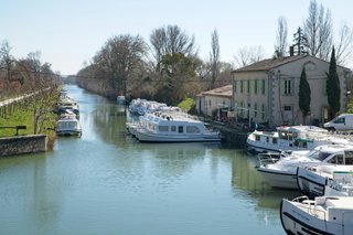 Cafés ensoleillés et vie tranquille au bord de l'eau le long du Canal du Midi, à Castelnaudary. Cafés ensoleillés et vie tranquille au bord de l'eau le long du Canal du Midi, à Castelnaudary.