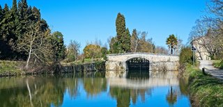 Une voie navigable emblématique du sud de la France, le Canal du Midi, Castelnaudary. Une voie navigable emblématique du sud de la France, le Canal du Midi, Castelnaudary.