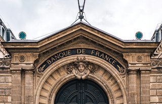 Des documents d’achat immobilier examinés en France, représentant le processus juridique sûr utilisé dans les transactions immobilières françaises.