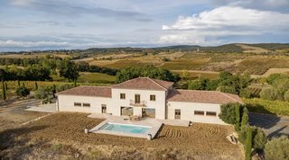 Vrijstaande huizen in Occitanie, Frankrijk, omgeven door landelijke landschappen, die typische wonen en leven in Zuid-Frankrijk vertegenwoordigen