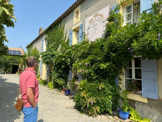 Une ferme du Lauragais entourée de vignobles