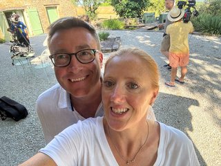 De doorslaggevende moment in een expat-huizenkopenreis wanneer een aanbeveling leidt tot het ontdekken van het perfecte pand op het Franse platteland.