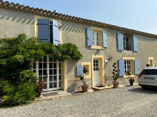 Un voyage d’expatrié pour trouver la maison parfaite en Occitanie, capturant le lien émotionnel avec le lieu, les paysages et le charme de la vie villageoise française.