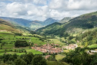 Maison de montagne traditionnelle dans les Pyrénées entourée de sommets rocheux et de paysages alpins