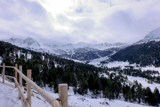 Paysages enneigés des Pyrénées avec des pistes de ski, des forêts de pins et un décor hivernal dramatique en Ariège Paysages enneigés des Pyrénées avec des pistes de ski, des forêts de pins et un décor hivernal dramatique en Ariège