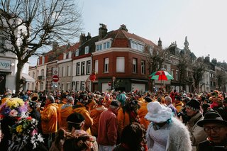 Traditioneel dorpsfestival in de Ariège met lokaal eten, buiten dineren, en feestelijke sfeer in een omgeving vol historie Traditioneel dorpsfestival in de Ariège met lokaal eten, buiten dineren, en feestelijke sfeer in een omgeving vol historie