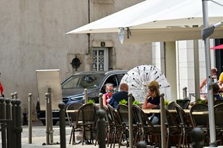 Dorpscafés en lokale gerechten in Occitanië maken deel uit van de betaalbare en aangename levensstijl die Zuidwest-Frankrijk kenmerkt. Dorpscafés en lokale gerechten in Occitanië maken deel uit van de betaalbare en aangename levensstijl die Zuidwest-Frankrijk kenmerkt.