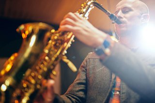 Muzikanten die op het podium optreden tijdens het Jazz in Marciac-festival, een toonaangevend cultureel evenement in Gers. Muzikanten die op het podium optreden tijdens het Jazz in Marciac-festival, een toonaangevend cultureel evenement in Gers.