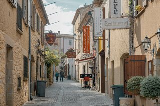 Village médiéval de Carcassonne, dans le sud de la France, avec ses bâtiments historiques en pierre et ses remparts fortifiés Village médiéval de Carcassonne, dans le sud de la France, avec ses bâtiments historiques en pierre et ses remparts fortifiés