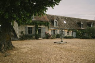 Traditionele boerderij in de regio Occitanië in Frankrijk, omringd door platteland en landelijke landschappen Traditionele boerderij in de regio Occitanië in Frankrijk, omringd door platteland en landelijke landschappen