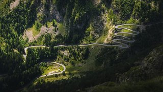 De magnifiques montagnes des Pyrénées en Occitanie, avec des vallées verdoyantes, de petites maisons en pierre et des villages traditionnels à la française.