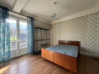 Slaapkamer in de voormalige dorpswinkelwoning, in de Ariège Pyreneeën. Slaapkamer in de voormalige dorpswinkelwoning, in de Ariège Pyreneeën.