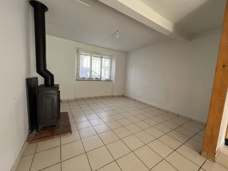 Lege kamer met een traditionele houtkachel in een woning die gerenoveerd moet worden op het Franse platteland. Lege kamer met een traditionele houtkachel in een woning die gerenoveerd moet worden op het Franse platteland.