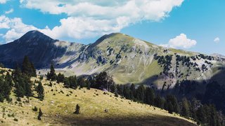 Buiten de toeristische routes bieden de Franse Pyreneeën een rustige en authentieke manier van leven. Buiten de toeristische routes bieden de Franse Pyreneeën een rustige en authentieke manier van leven.