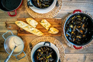 Du pain français frais servi aux côtés d’un repas traditionnel.