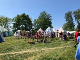 Des familles et des enfants jouant à des jeux traditionnels lors d’une fête de village en France, dans le cadre des festivités estivales en Occitanie. Des familles et des enfants jouant à des jeux traditionnels lors d’une fête de village en France, dans le cadre des festivités estivales en Occitanie.