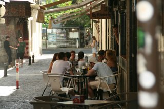 Mensen die ontspannen in een charmant dorpscafé in Frankrijk—een weergave van Franse levensstijlgeheimen gericht op balans, sociale verbondenheid en het leven in een rustig tempo. Mensen die ontspannen in een charmant dorpscafé in Frankrijk—een weergave van Franse levensstijlgeheimen gericht op balans, sociale verbondenheid en het leven in een rustig tempo.