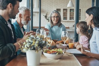 Partager des repas détendus en famille est l’un des secrets les plus appréciés du mode de vie français : il favorise la convivialité, l’équilibre et une manière de vivre plus saine. Partager des repas détendus en famille est l’un des secrets les plus appréciés du mode de vie français : il favorise la convivialité, l’équilibre et une manière de vivre plus saine.