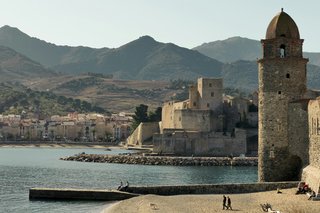Un port de plaisance pittoresque et une ville côtière en Occitanie, en France : un aperçu de la diversité des paysages et des bénéfices du mode de vie qu’offre vivre en Occitanie (France). Un port de plaisance pittoresque et une ville côtière en Occitanie, en France : un aperçu de la diversité des paysages et des bénéfices du mode de vie qu’offre vivre en Occitanie (France).