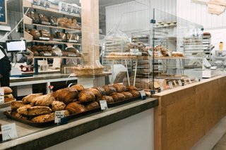 La visite à la boulangerie du village constitue pour de nombreuses personnes vivant en milieu rural en France une routine quotidienne particulièrement appréciée.