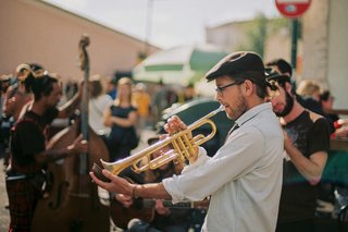 Dorpsfeest tijdens een mounjetado in Occitanie, waar de lokale bevolking buiten eet en geniet van traditionele feestelijkheden.