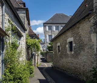 De vieilles maisons en pierre bordant une rue paisible d’un village du Gers, dans le sud-ouest de la France. De vieilles maisons en pierre bordant une rue paisible d’un village du Gers, dans le sud-ouest de la France.