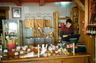 Een traditionele Franse bakkerij met vers brood en gebak in de Gers.